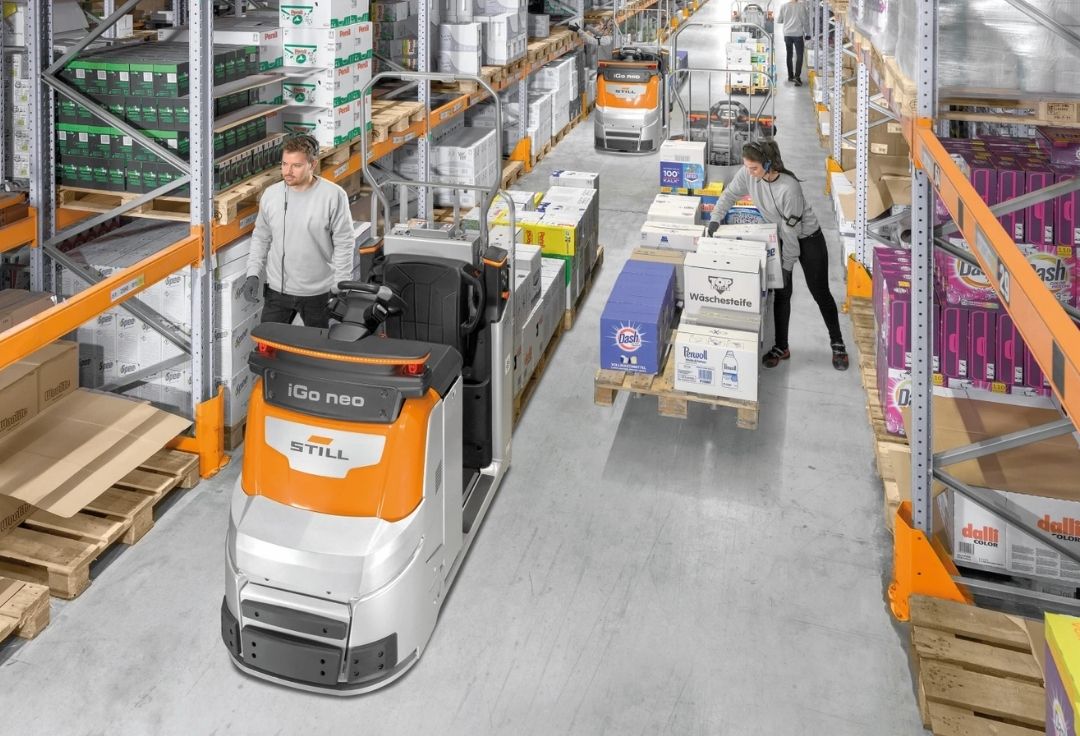 Automatização intralogística com IA: descubra como o iGo neo antevê obstáculos em tempo real e otimiza operações